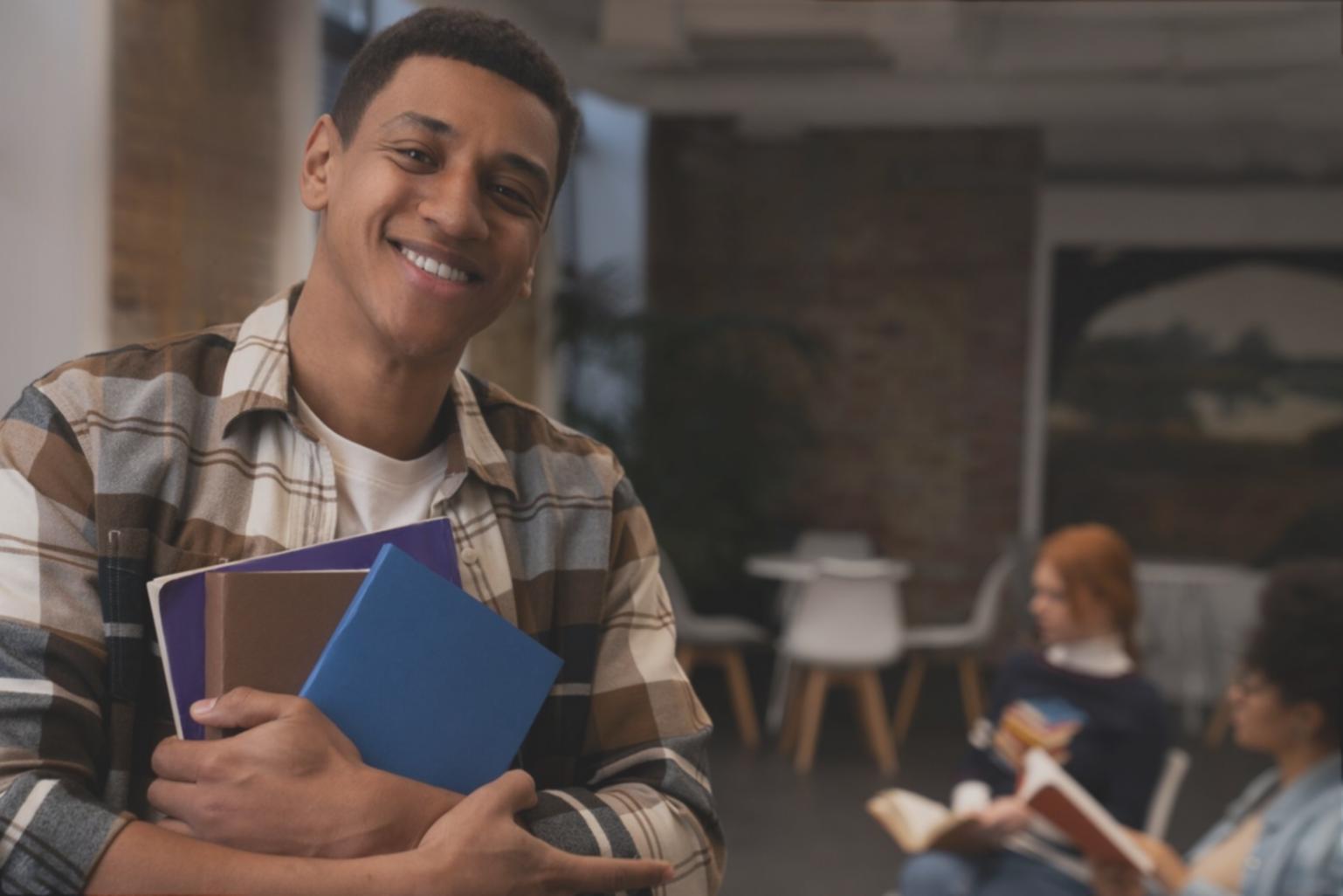 Estudiante analizando datos financieros